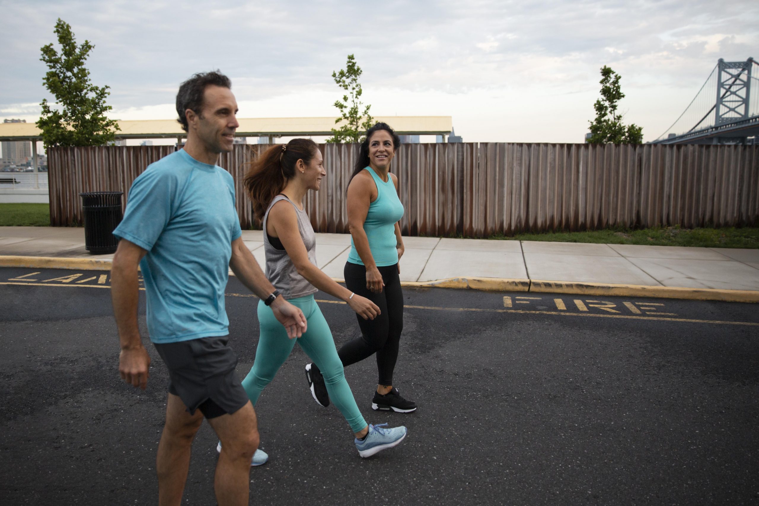 Evés után sétálni? Az egyik legegyszerűbb egészségtrükk lehet